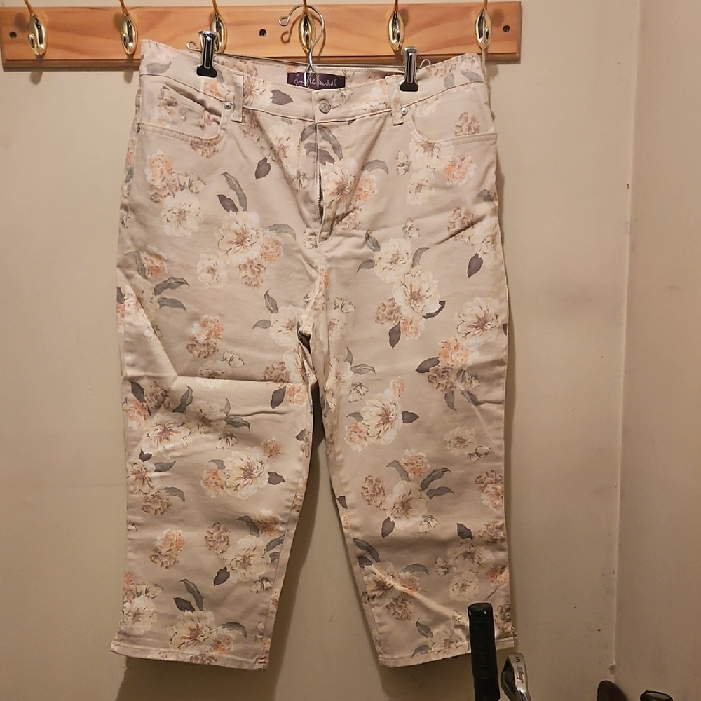 Gloria Vanderbilt Cream Floral Cropped Jeans